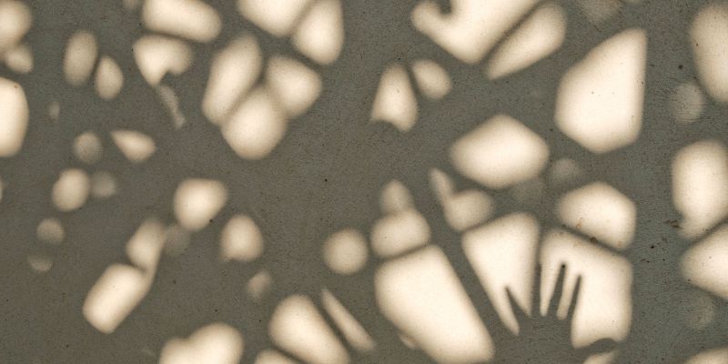 Schattenwurf einer Kugel aus Holzlatten an einer Wand