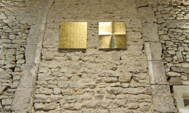 Goldenes Kreuzrelief an der Innenwand der Wintringer Kapelle