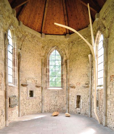 Stilisierter, raumhoher Weizenhalm aus Holz in der Wintringer Kapelle