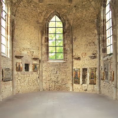 Ausgestellte Kunstwerke an den Innenwänden der Wintringer Kapelle