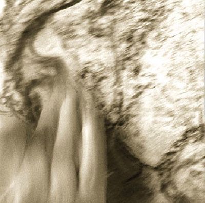 Bewegungsunscharfe Hand einer Künstlerin beim Zeichnen auf einer Leinwand.