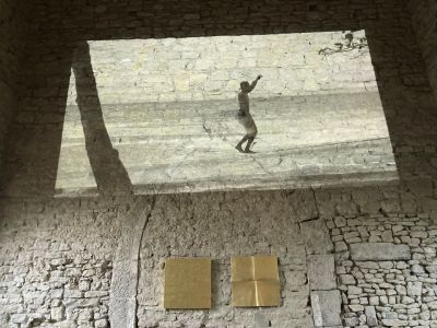 Videoprojektion auf der Innenfassade der Wintringer Kapelle über einem Wandkunstwerk