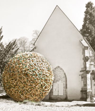 Erdkugel aus Holzsegmenten vor der Wintringer Kapelle