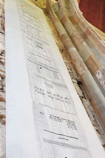 Fahne hängt an Wand in Kapelle